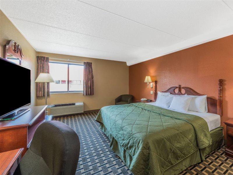 Days Inn By Wyndham Hurstbourne Луисвил Екстериор снимка