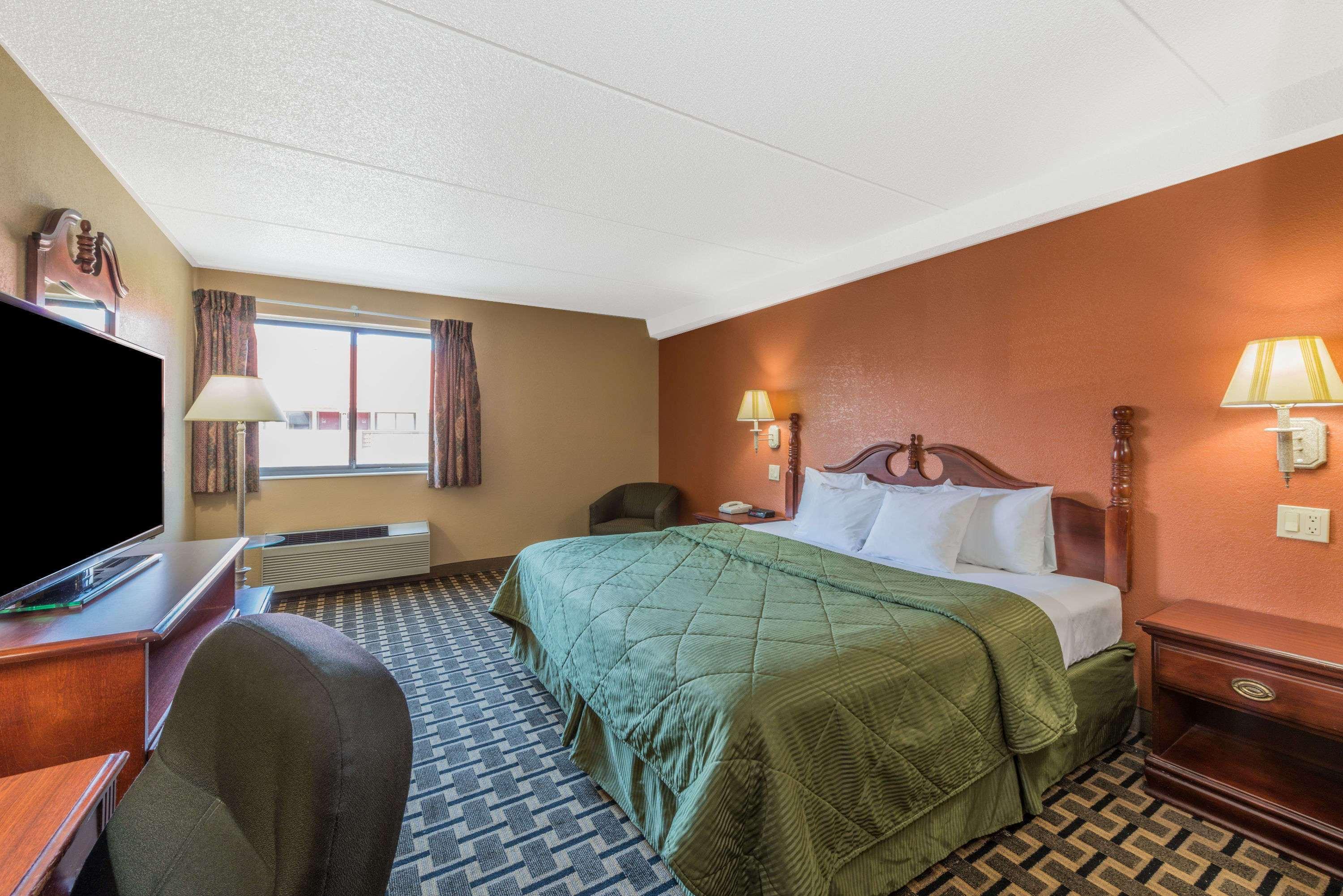 Days Inn By Wyndham Hurstbourne Луисвил Екстериор снимка