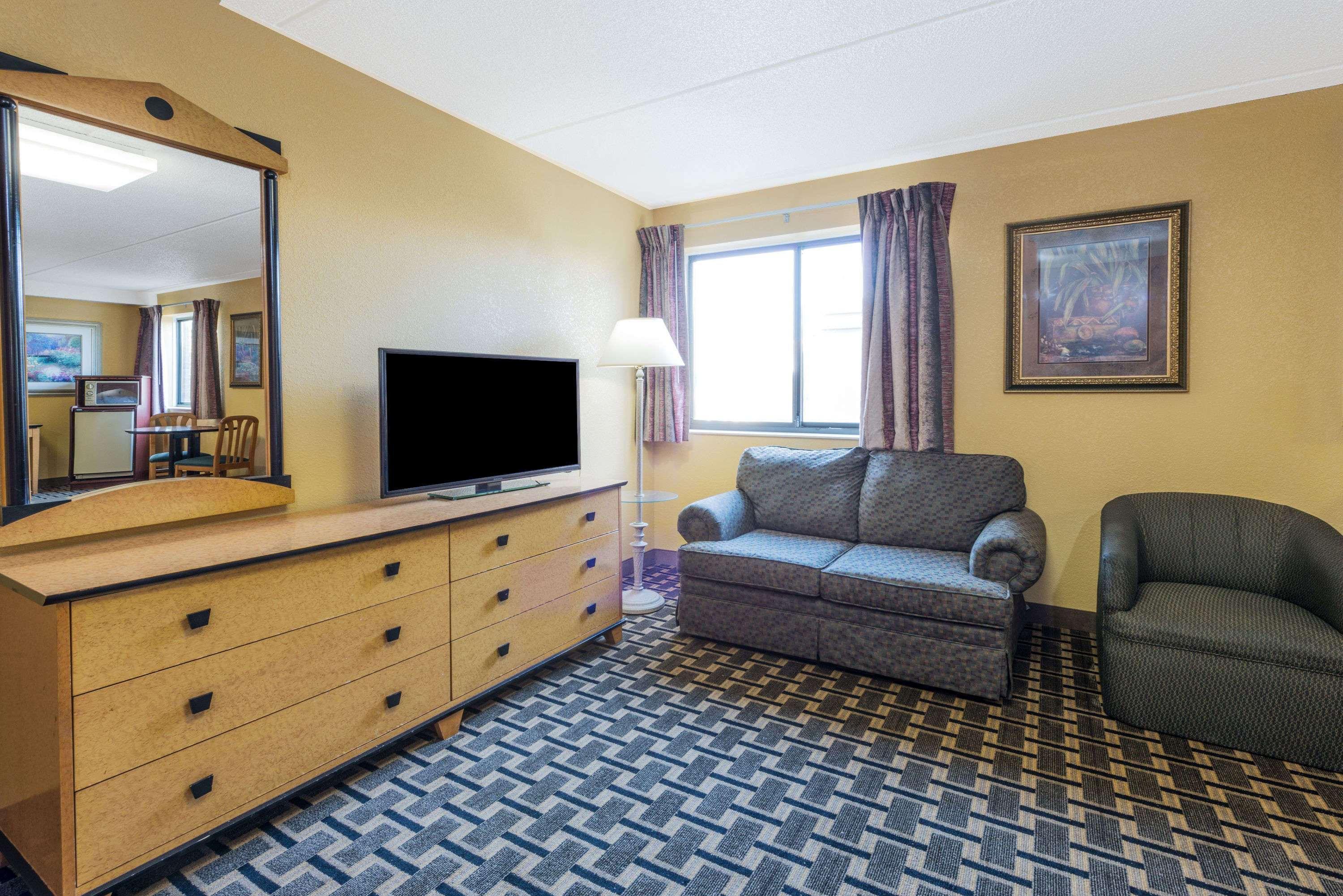 Days Inn By Wyndham Hurstbourne Луисвил Екстериор снимка