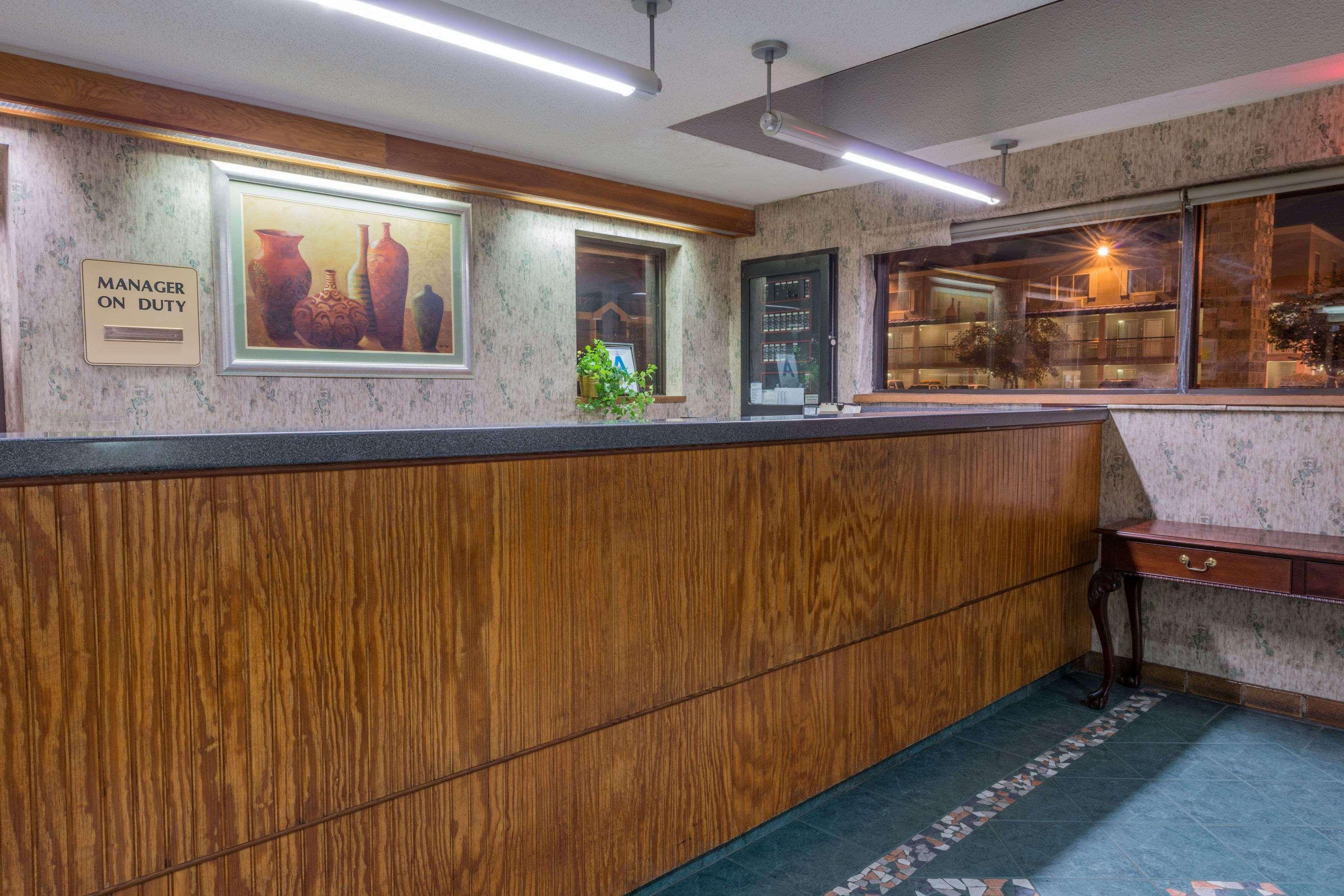 Days Inn By Wyndham Hurstbourne Луисвил Екстериор снимка