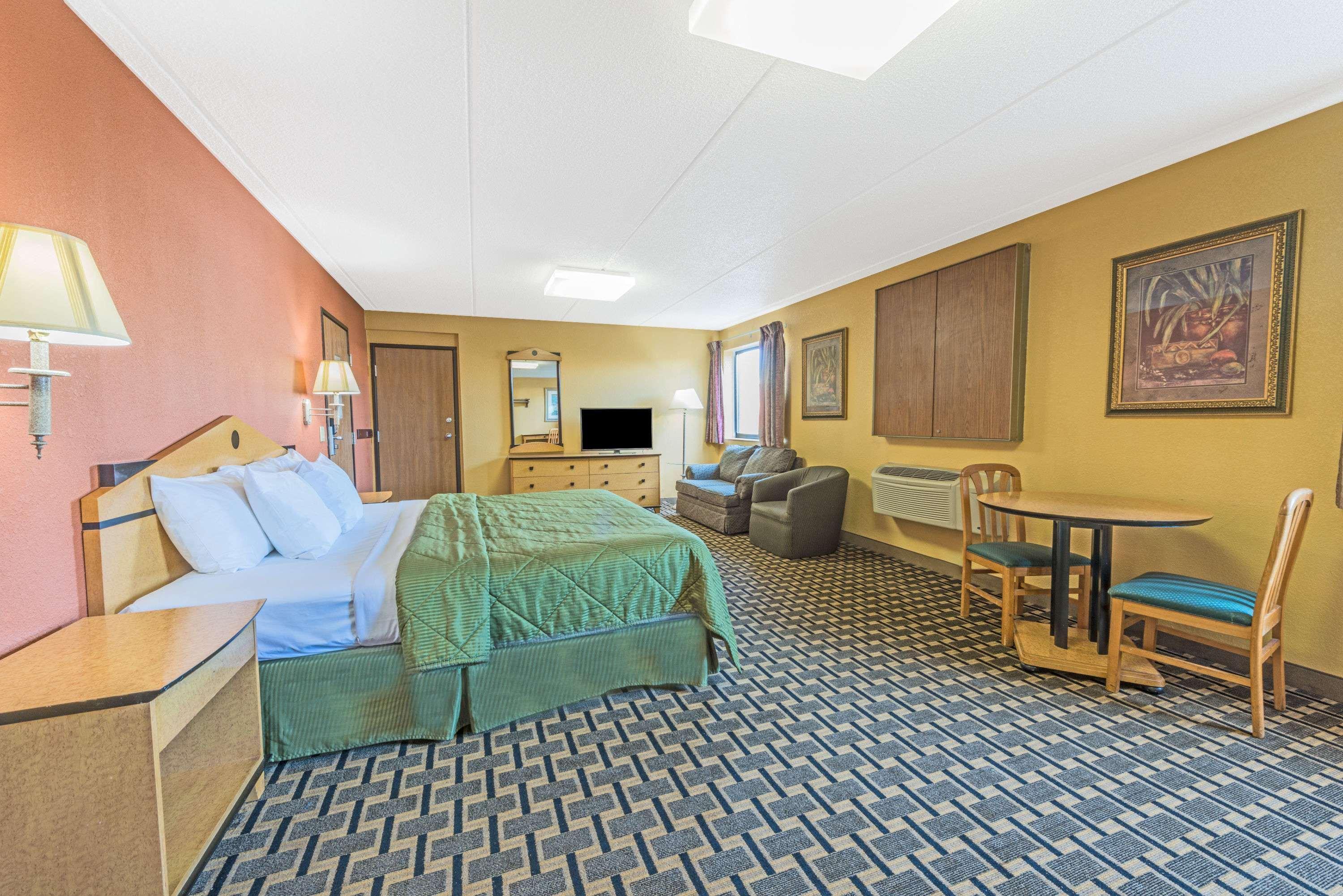 Days Inn By Wyndham Hurstbourne Луисвил Екстериор снимка