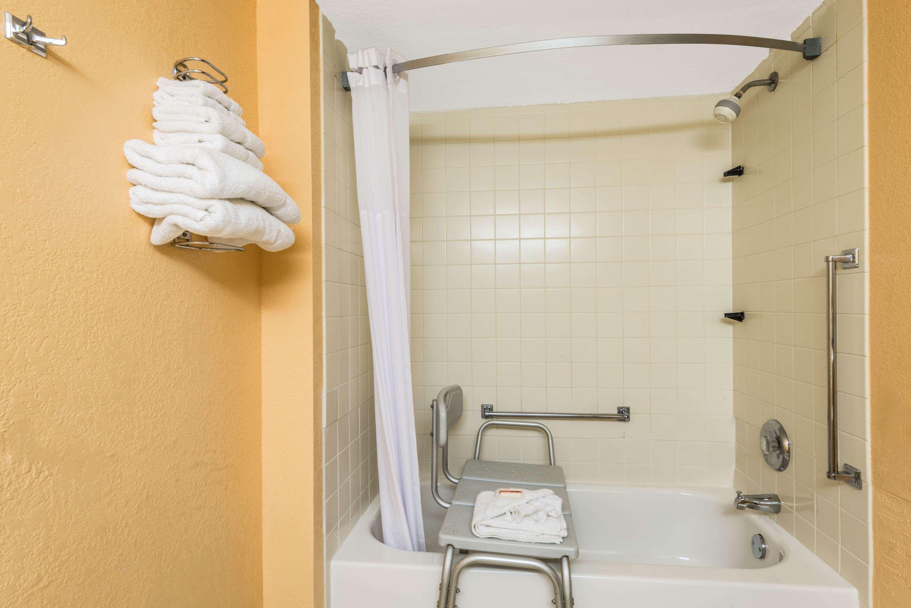 Days Inn By Wyndham Hurstbourne Луисвил Екстериор снимка