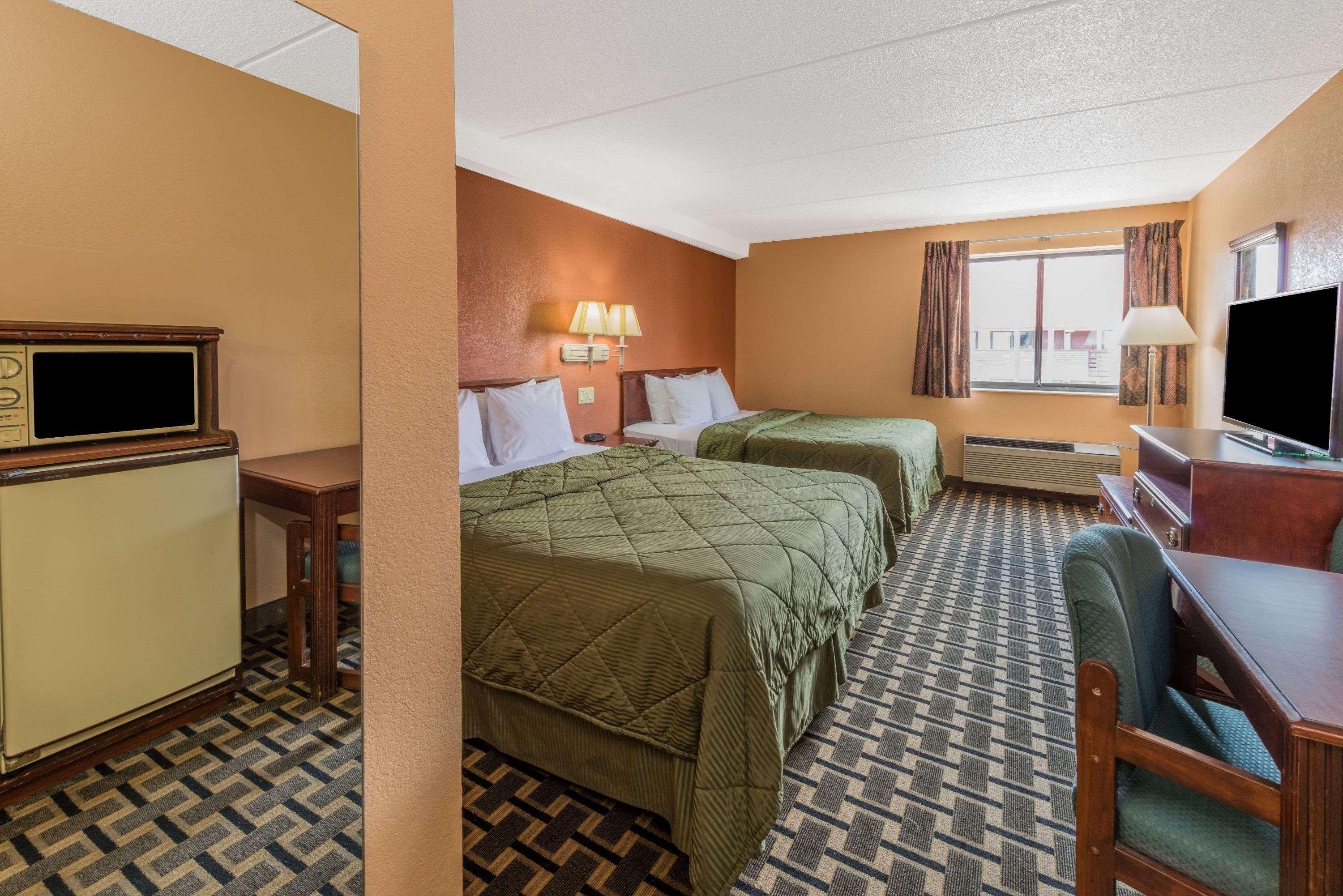 Days Inn By Wyndham Hurstbourne Луисвил Екстериор снимка