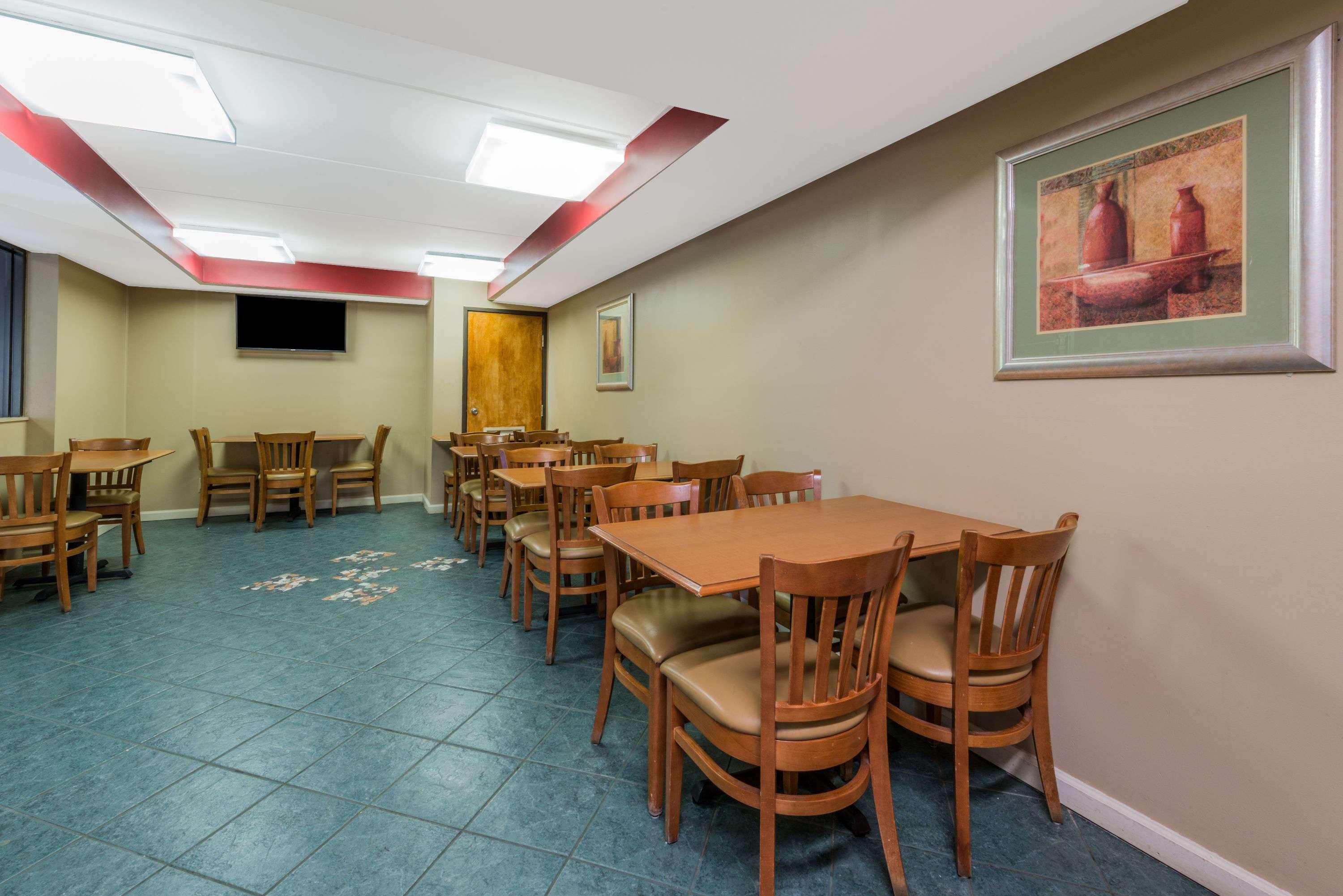 Days Inn By Wyndham Hurstbourne Луисвил Екстериор снимка