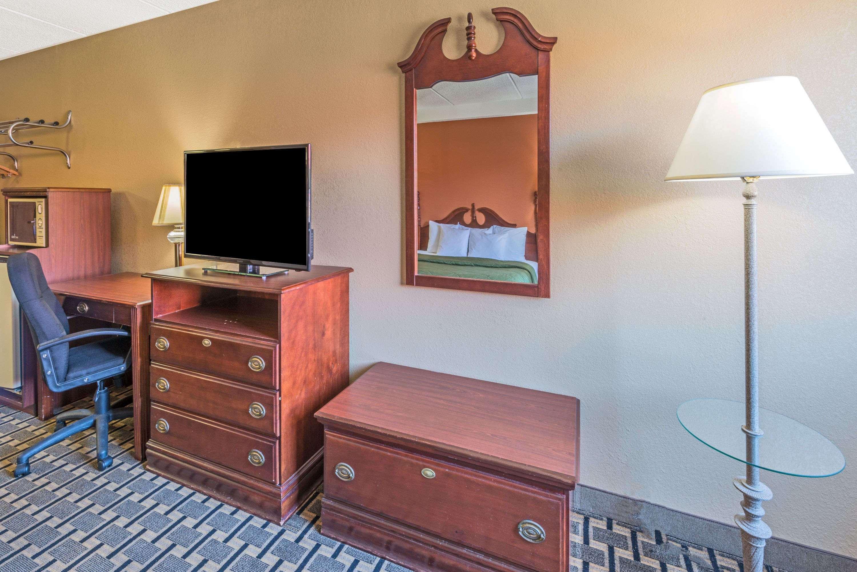Days Inn By Wyndham Hurstbourne Луисвил Екстериор снимка