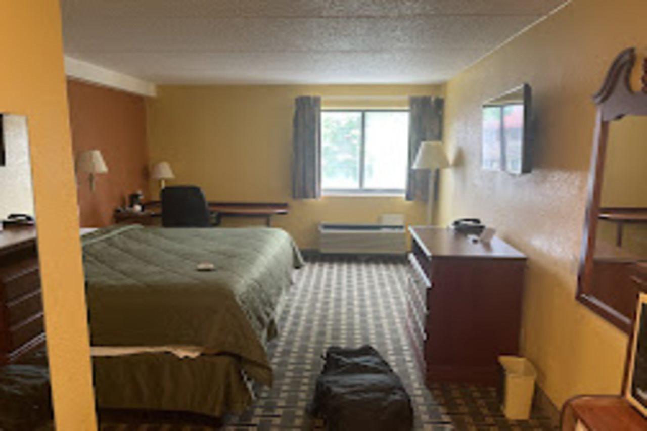 Days Inn By Wyndham Hurstbourne Луисвил Екстериор снимка