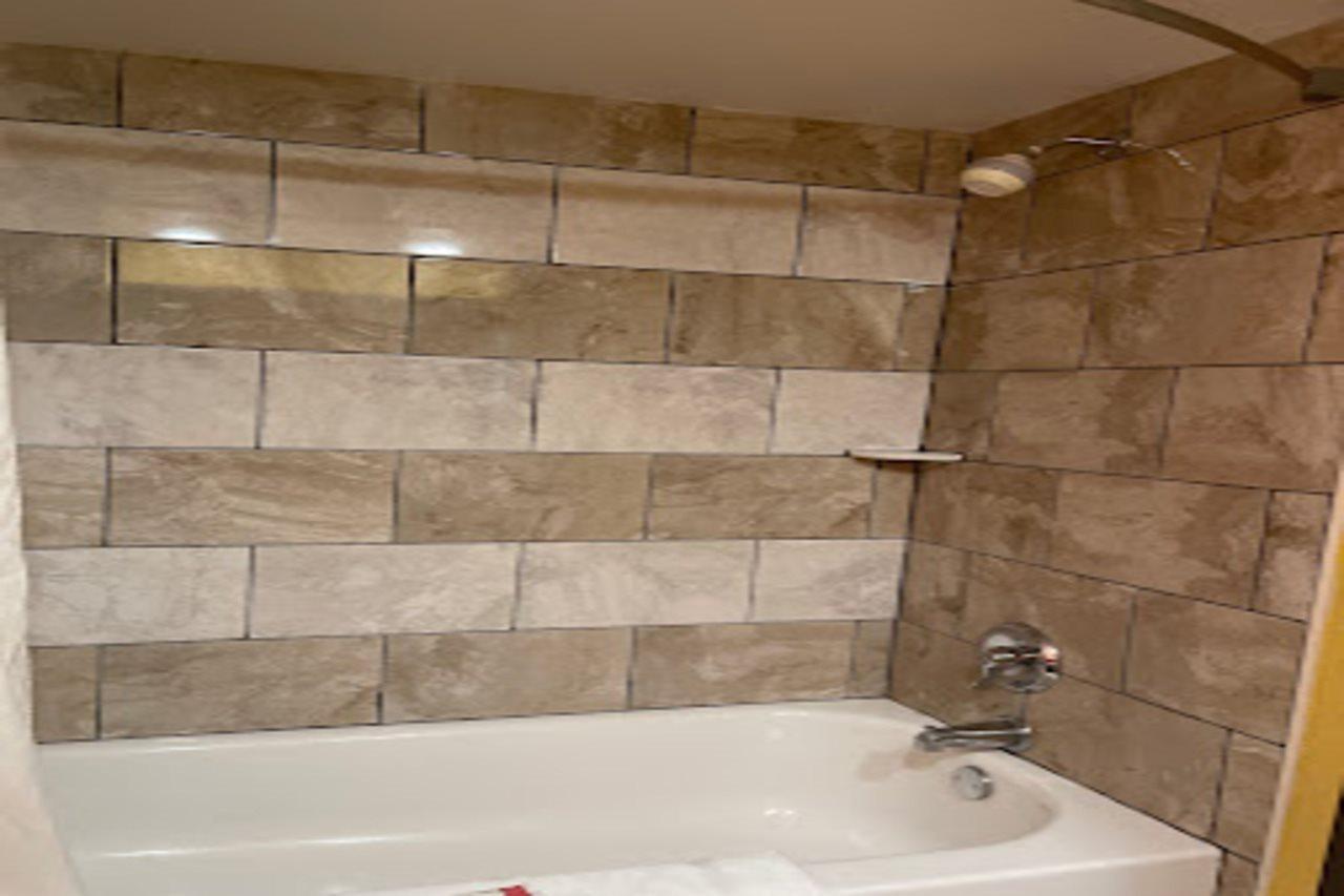 Days Inn By Wyndham Hurstbourne Луисвил Екстериор снимка